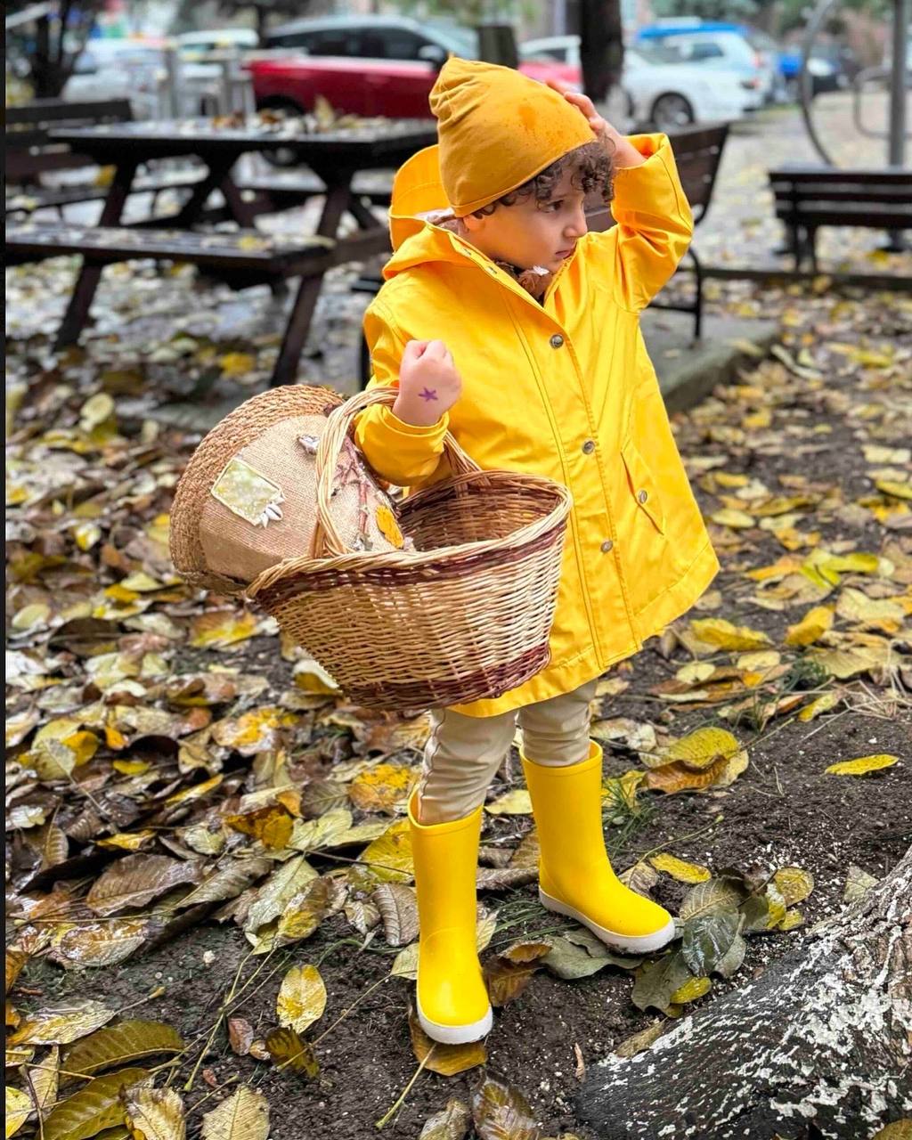 Çocuk Sarı Yağmurluk – Su Geçirmez Kapüşonlu Mont (2–10 Yaş)
