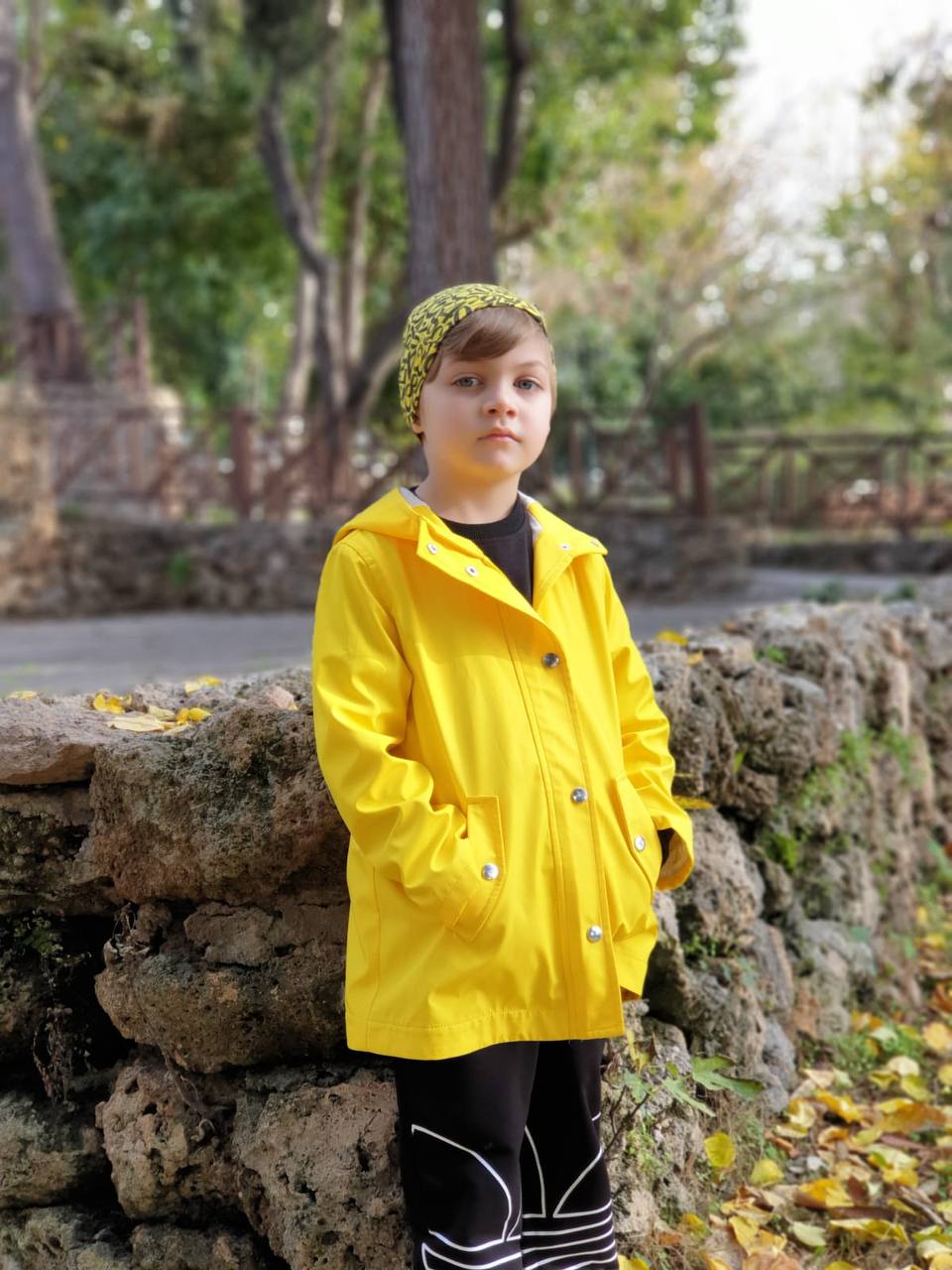 Çocuk Sarı Yağmurluk – Su Geçirmez Kapüşonlu Mont (2–10 Yaş)