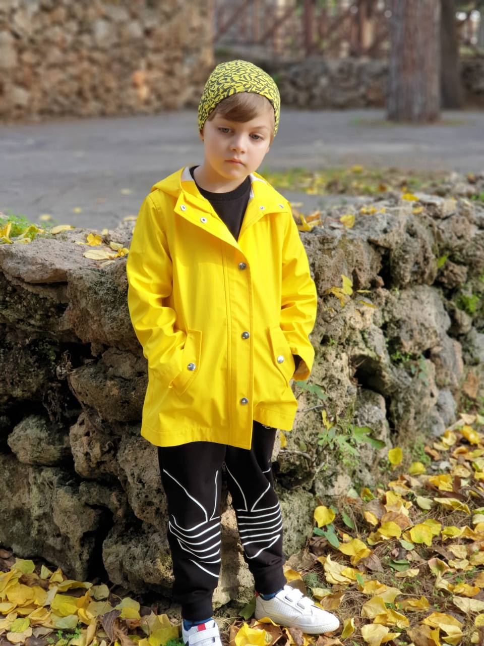 Çocuk Sarı Yağmurluk – Su Geçirmez Kapüşonlu Mont (2–10 Yaş)