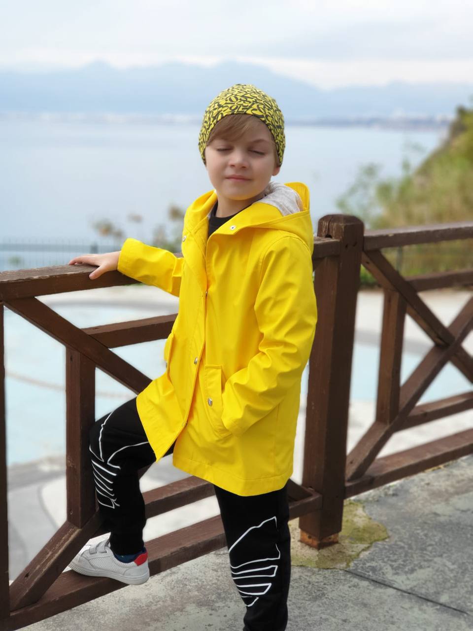 Çocuk Sarı Yağmurluk – Su Geçirmez Kapüşonlu Mont (2–10 Yaş)